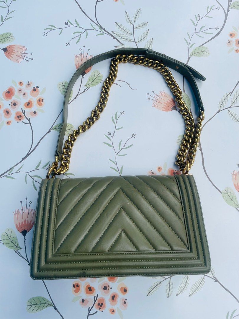 Chanel (Category: Luxury Bags & Wallets) located in Mambajao. Submitted by ckali (Listing ID 1385103381, Image 3). Description: Chanel leboy minor sign of wear .