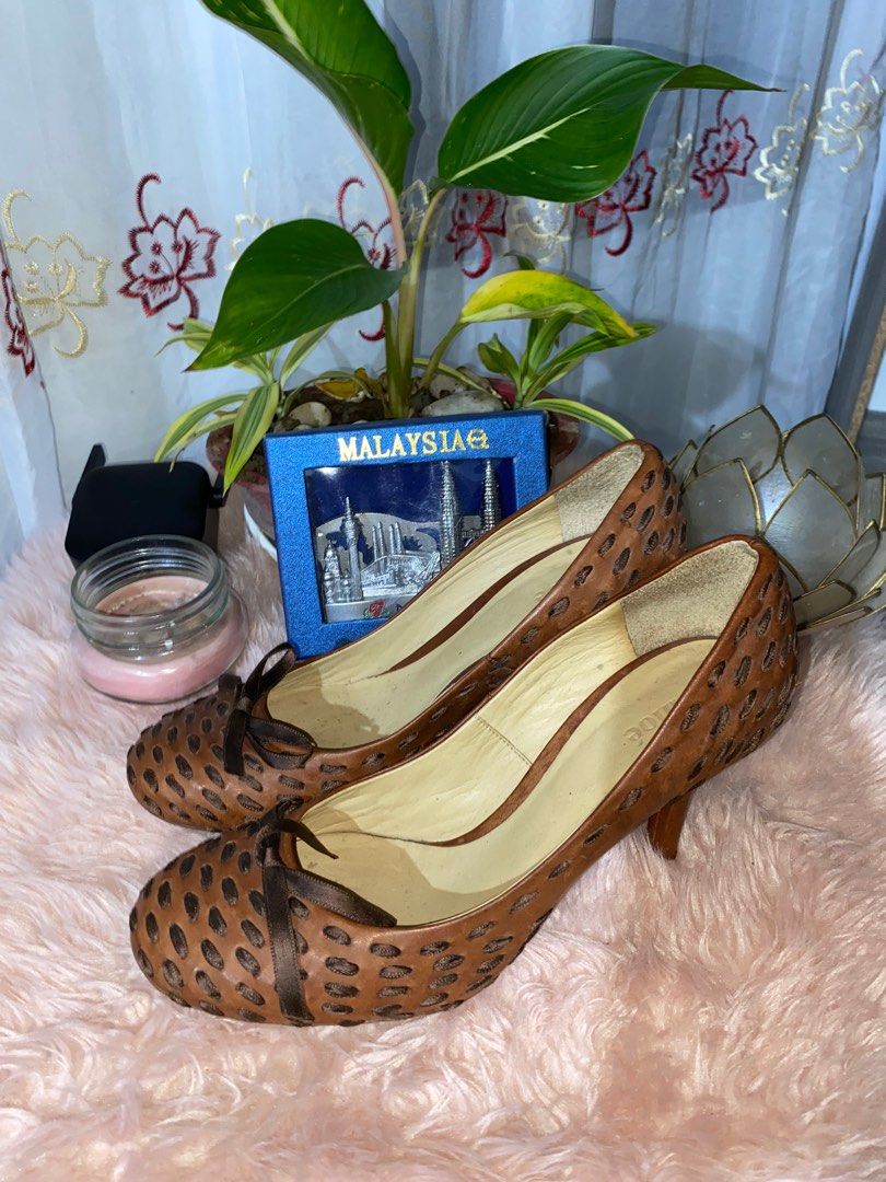 CHLOE RARE VINTAGE HEELS (Category: Heels) located in Mangaldan. Submitted by avaph (Listing ID 1385190581, Image 2). Description: It has lace on it, a very unique design. Made in Italy.