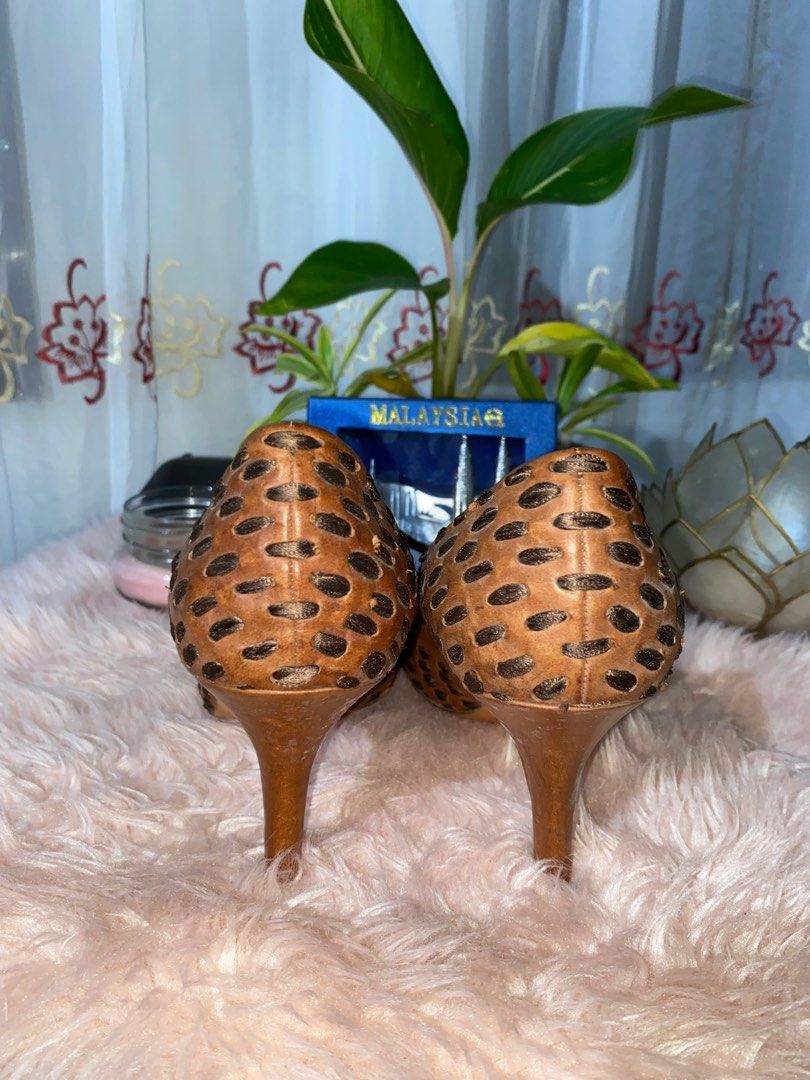 CHLOE RARE VINTAGE HEELS (Category: Heels) located in Mangaldan. Submitted by avaph (Listing ID 1385190581, Image 3). Description: It has lace on it, a very unique design. Made in Italy.