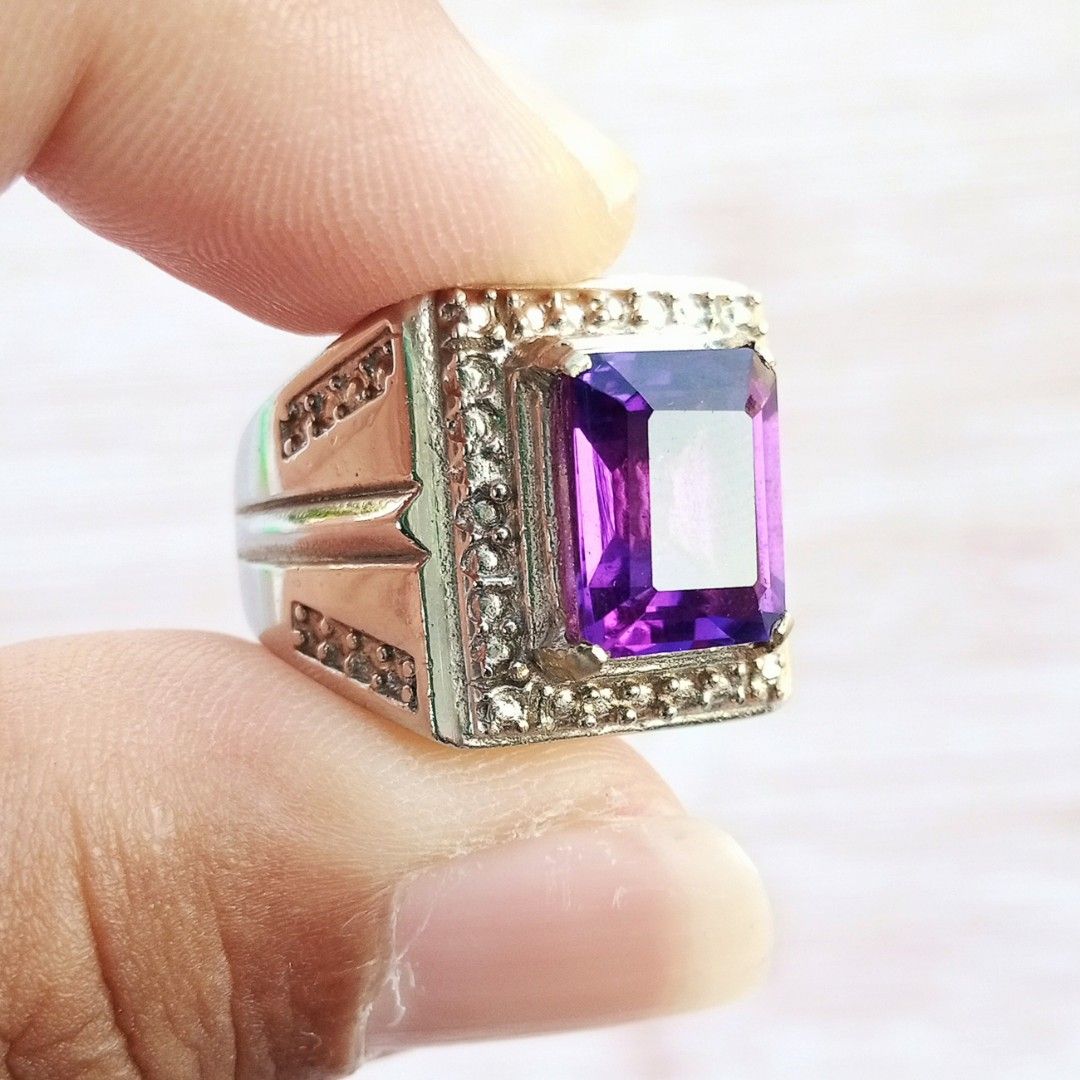 Cincin Batu Akik Natural Amethyst / Kecubung Ungu Octagon Facet (Kategori: Jam & Perhiasan Antik) berada di Surakarta. Dikirim oleh abdi.lestat (ID iklan 1385164064, Gambar 1). Deskripsi: - Batu Natural Amethyst (DIJAMIN 100% ASLI) - Size Batu : 11 x 9 x 6mm - Ring Alpaka.., Size 18 / 8 - Warna & Motif Sesuai Gambar - Cocok Untuk Koleksi - Harga Rp 180.000 NETT - Stok Terbatas (LIMITED) - COD Depan Pasar Kliwon, Surakarta - Tidak Melayani Kirim2 