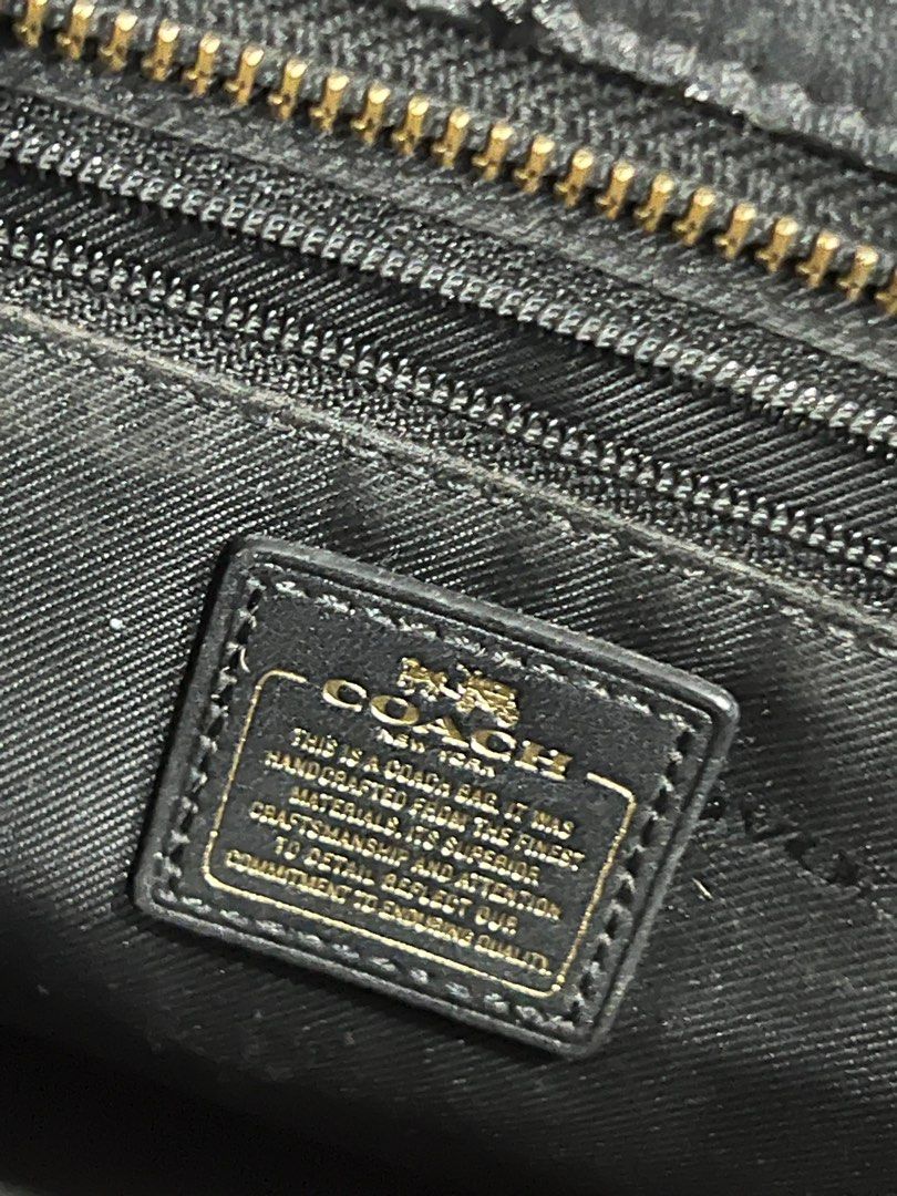 coach (Category: Cross-body Bags) located in Kuala Lumpur. Submitted by nvr___ (Listing ID 1385206521, Image 3). Description: bag masih dalam keaadaan baik , nak jual sebab jarang pakai .