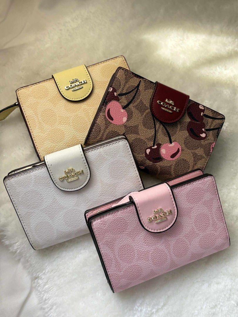COACH MEDIUM CORNER ZIP WALLET (Category: Luxury Bags & Wallets) located in Manila. Submitted by justria (Listing ID 1385052385, Image 1). Description: VIETNAM MADE COMPLETE INCLUSION .