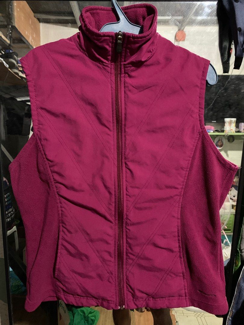 Columbia Vest (Category: Sleeveless) located in Makati City. Submitted by for-keep (Listing ID 1385183882, Image 1). Description: Issue cut tag and wash tag.