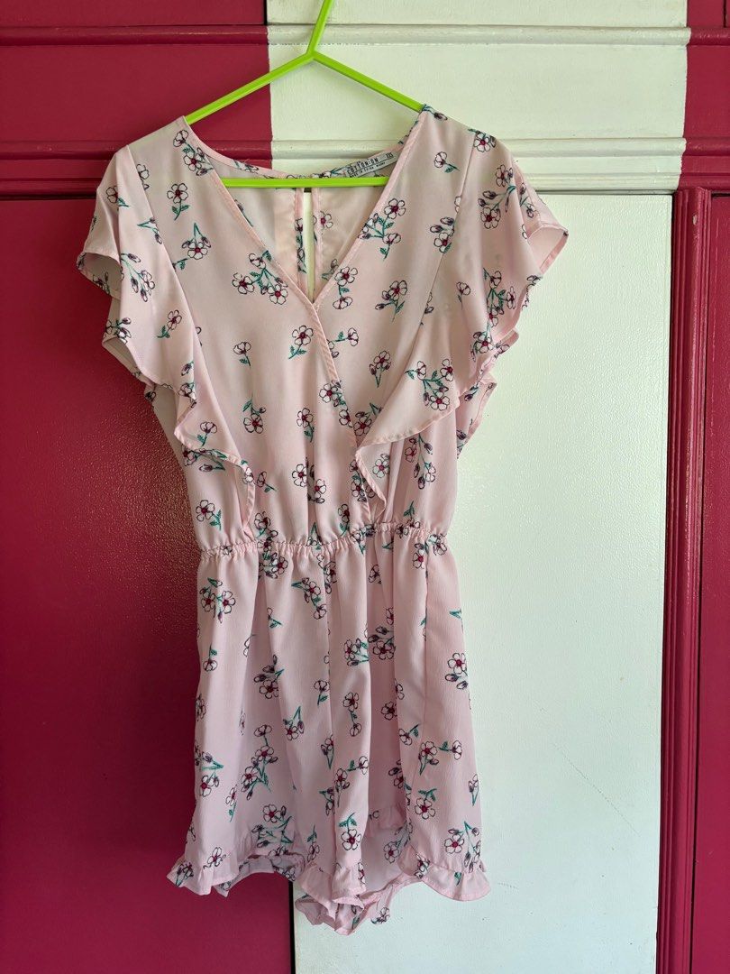 Cotton On Floral Romper (Category: Rompers) located in Baliuag. Submitted by dandleon (Listing ID 1385075061, Image 1). Description: - cute link floral Cotton On romper - fits s-m.