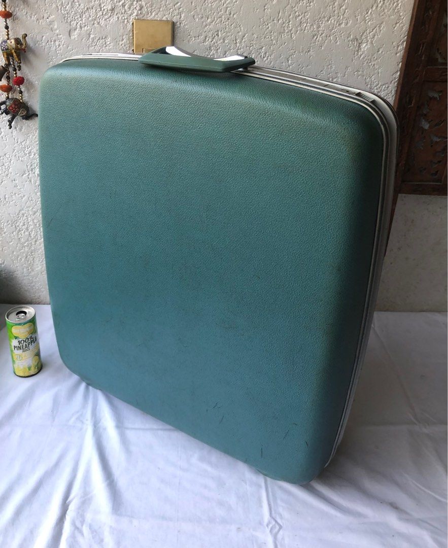 Decluttering Vintage Samsonite Hard Case Luggage (Category: Luggage) located in Paranaque City. Submitted by rookie33 (Listing ID 1385046418, Image 2). Description: H 24 inches W 21" thick 7" pls see item's condition in photos, no keys / as-is Paranaque Gcash.