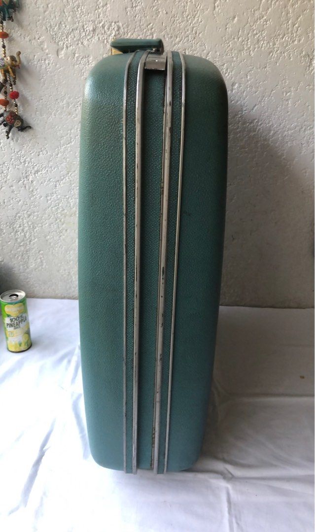 Decluttering Vintage Samsonite Hard Case Luggage (Category: Luggage) located in Paranaque City. Submitted by rookie33 (Listing ID 1385046418, Image 3). Description: H 24 inches W 21" thick 7" pls see item's condition in photos, no keys / as-is Paranaque Gcash.