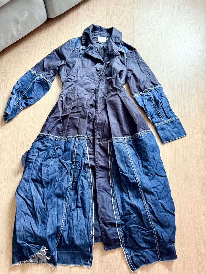 Denim Patchwork Coat （分類：外套及戶外衣服）位於 Hong Kong。 由 eltkw 提交（商品編號 1385224026，圖片 1）。簡介： Unique denim patchwork coat. Features a collared neckline, long sleeves, and a pleated skirt design. The coat has a button-up front and a distinctive patchwork design with different shades of denim.。
