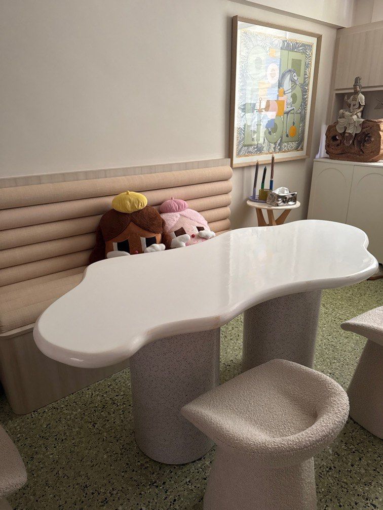 Dining table (Category: Tables & Sets) located in Singapore. Submitted by buymebabyonemoretime (Listing ID 1385102707, Image 1). Description: .