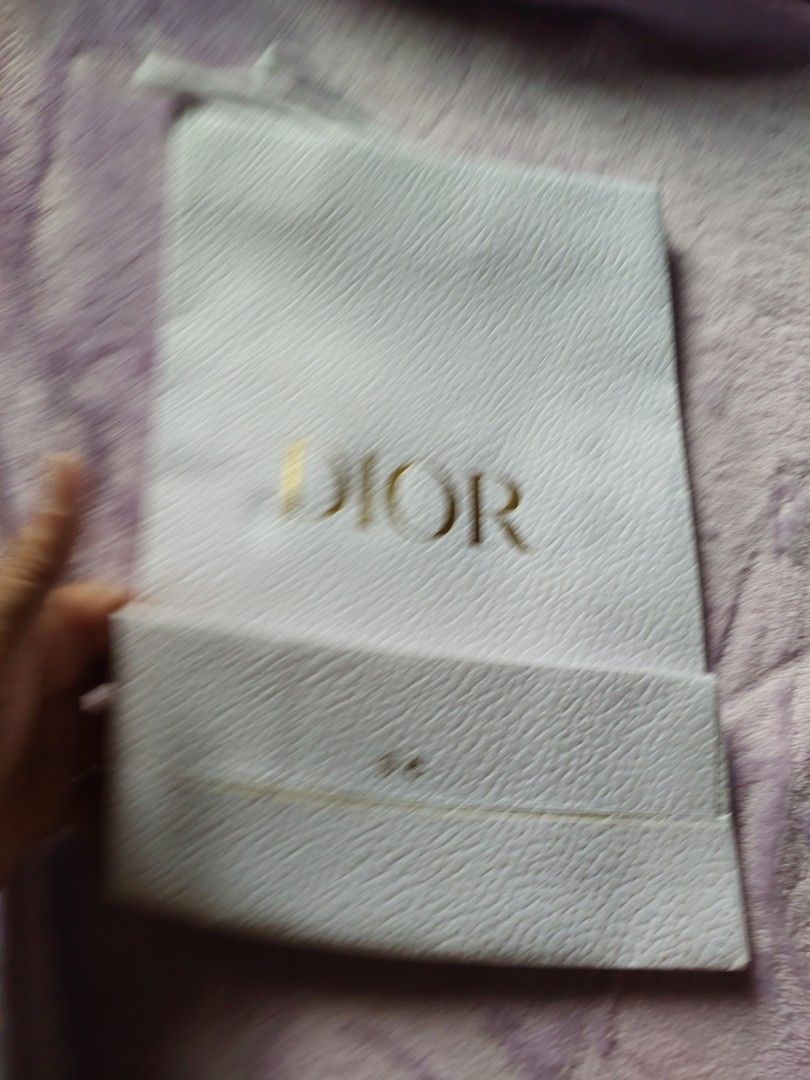 Dior White paperbag (Category: Luxury Accessories) located in Bacoor. Submitted by victoriaspickph (Listing ID 1385090336, Image 2). Description: PM for dimension.