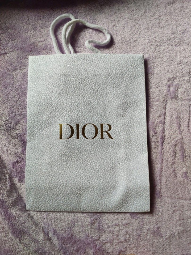 Dior White paperbag (Category: Luxury Accessories) located in Bacoor. Submitted by victoriaspickph (Listing ID 1385090336, Image 1). Description: PM for dimension.