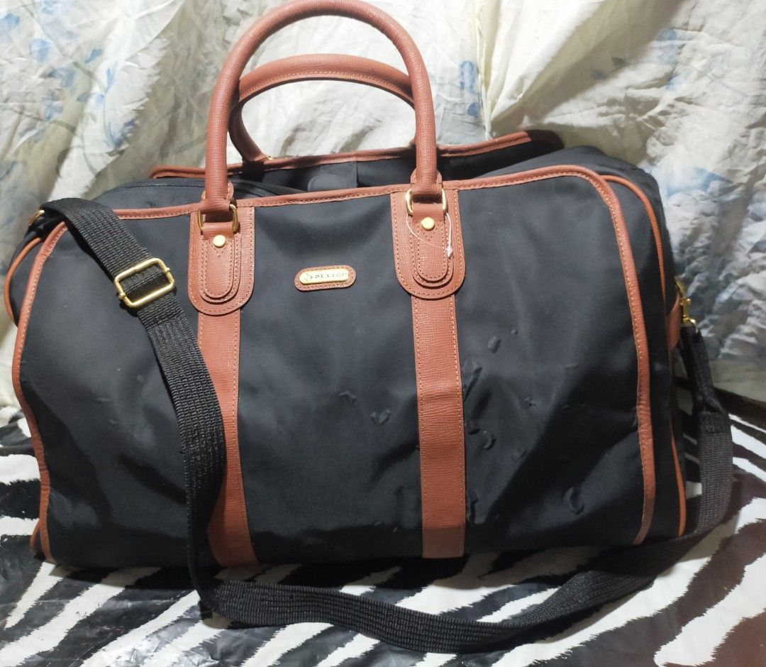 Dunlop traveling bag (Category: Luxury Bags & Wallets) located in Pasay City. Submitted by 22aileen (Listing ID 1385144395, Image 1). Description: Dunlop black nylon travel bag with unique ball rubber lining and handle.