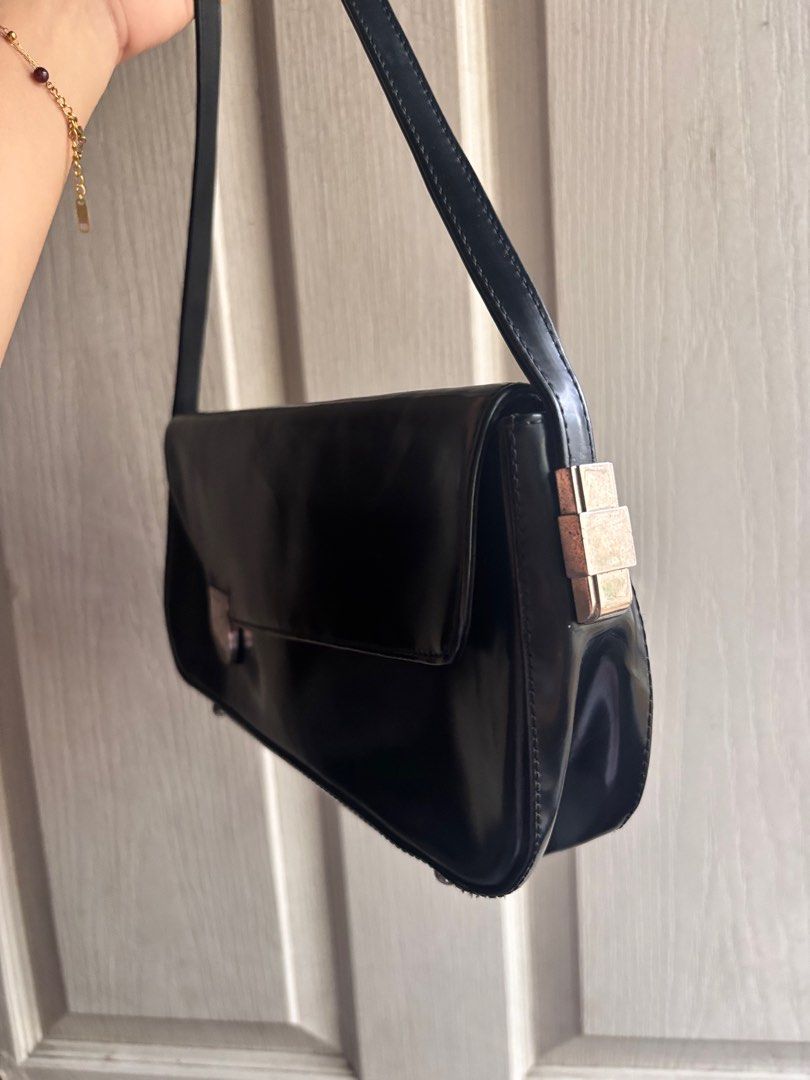 ferragamo black shoulder kili bag (Category: Luxury Bags & Wallets) located in Paranaque City. Submitted by lovedbydevi (Listing ID 1385095343, Image 3). Description: slightly nego authentic ferragamo.