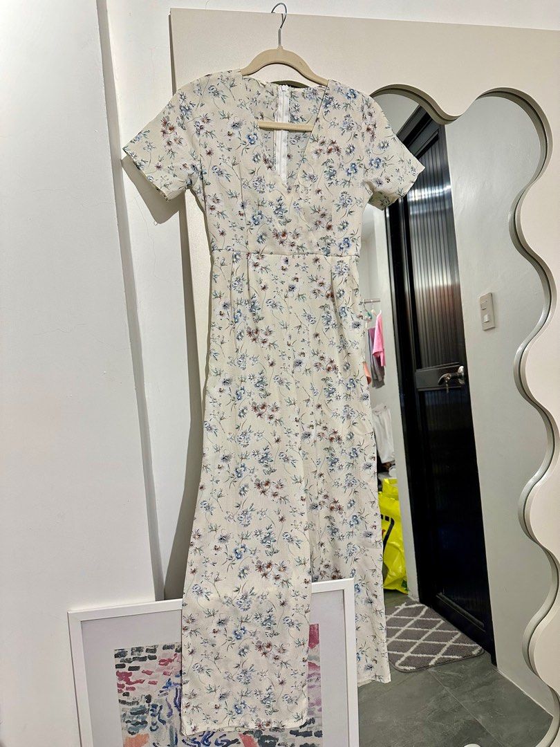 White floral romper (Category: Dresses) located in Marilao. Submitted by pgbdc (Listing ID 1385178102, Image 1). Description: - off white floral romper - with zipper on the back - waist: 24in length: 50in .