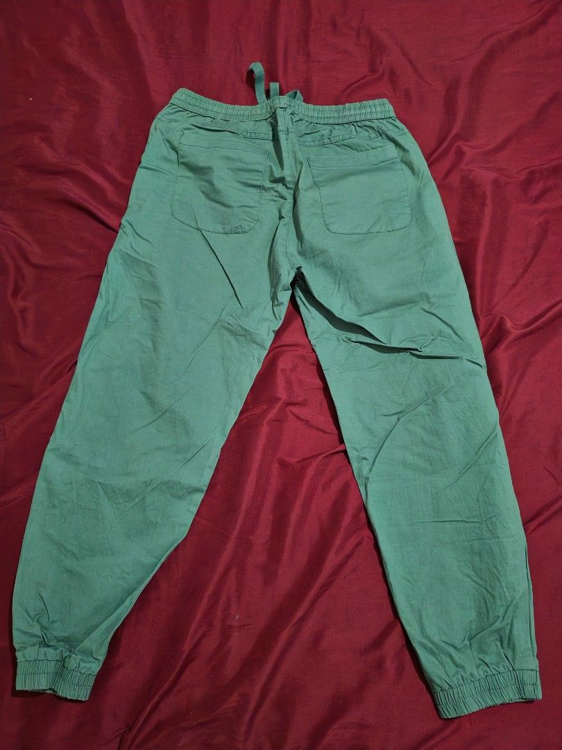 Forever 21 Joggers small (Category: Joggers) located in Mandaluyong City. Submitted by itnus (Listing ID 1385080937, Image 2). Description: Original Forever 21 joggers small.