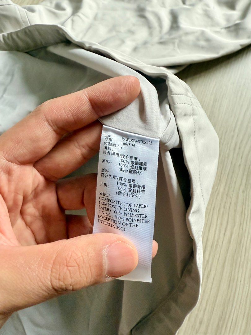 Initial Beige Jacket （分類：外套及戶外衣服）位於 Hong Kong。 由 eltkw 提交（商品編號 1385223532，圖片 4）。簡介： Beige jacket from Initial. Features a collared neckline, two front pockets with zippers, and a unique design on the back. The jacket has long sleeves and a relaxed fit. The tag indicates the shell is 100% polyester, and the lining is also 100% polyester. Size is 160/80A.。