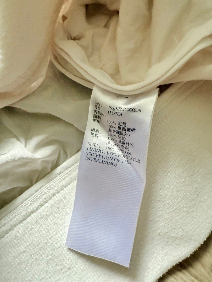 Initial White Jacket （分類：外套及戶外衣服）位於 Hong Kong。 由 eltkw 提交（商品編號 1385223640，圖片 4）。簡介： White jacket from Initial. Features a zip-up front, a collared neckline, and gathered detailing at the waist and cuffs. The jacket has long sleeves with tie details at the cuffs. The lining is 100% polyester, and the shell is 100% nylon. The size is 155/76A.。