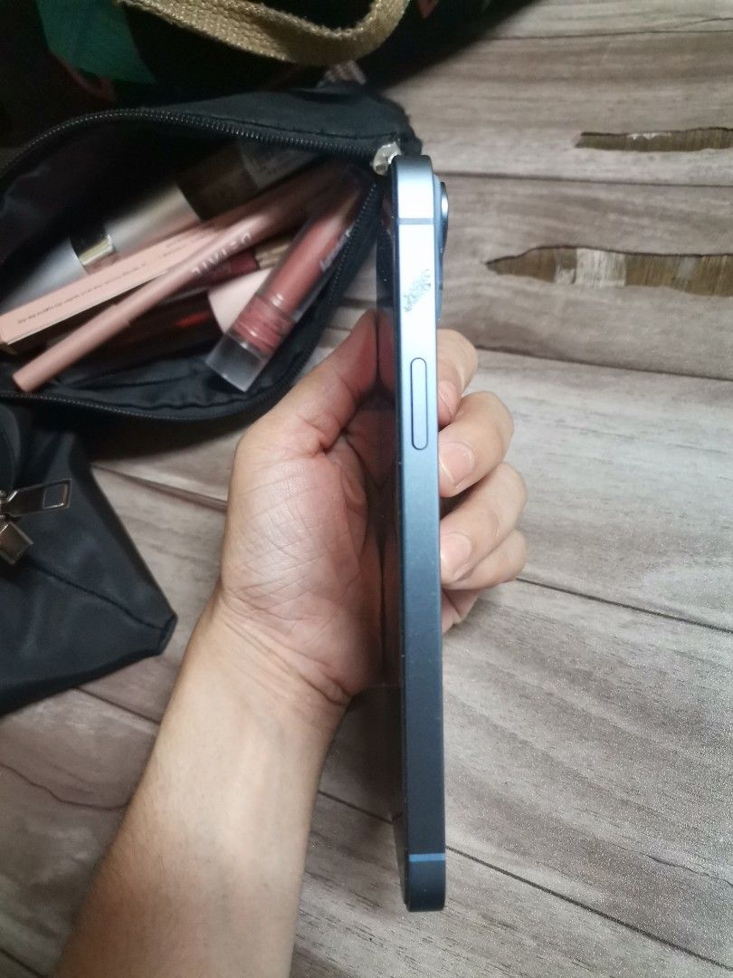 iPhone 14 plus 256gb (Category: iPhone 14 Series) located in Pasay City. Submitted by lefoj (Listing ID 1385225168, Image 3). Description: for sale iphone 14 plus 256gb no hidden issues, box (isasama ko kapag nakita ko) unit only freebies (phone case).