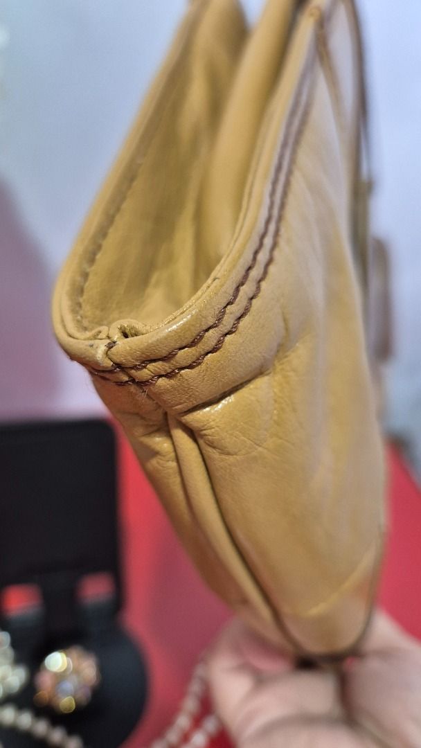 La Strada Clutch (Category: Clutches) located in Imus. Submitted by tan_gerine389 (Listing ID 1385112443, Image 3). Description: LA Strada Clutch ⚘with sign of usage as seen in photos ⚘genuine leather ⚘need some cleaning ⚘brown colour ⚘350Pesos + sf 🛑 Disclaimer: I am not associated or affiliated with any of the brands posted. All copyrights/trademarks are reserved to the original brand holders. ⚠️Please take time to read ⚠️Item is Japan ukay so