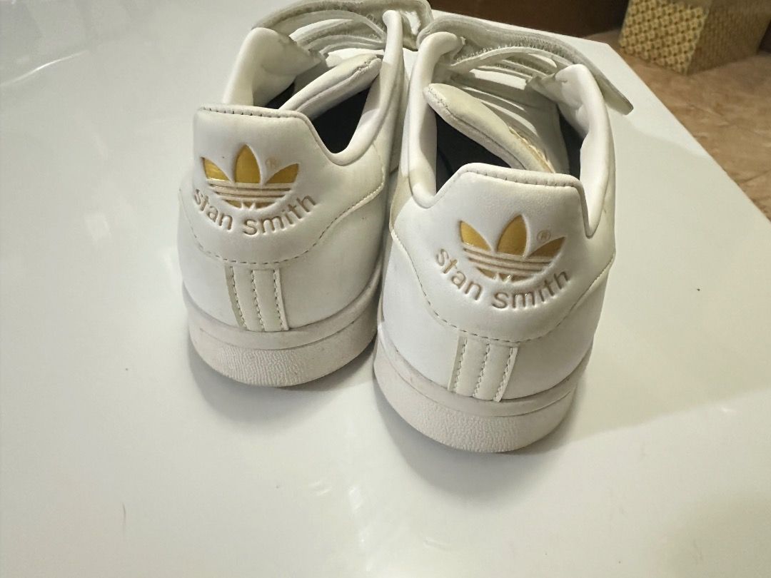 Adidas Stan Smith (Category: Sneakers) located in Makati City. Submitted by cathapelo (Listing ID 1385178567, Image 2). Description: Size: 24.5 cm No odor. Velcro sticks well. With a teeny bit of yellowing and slight marks from storage. No box/tag.