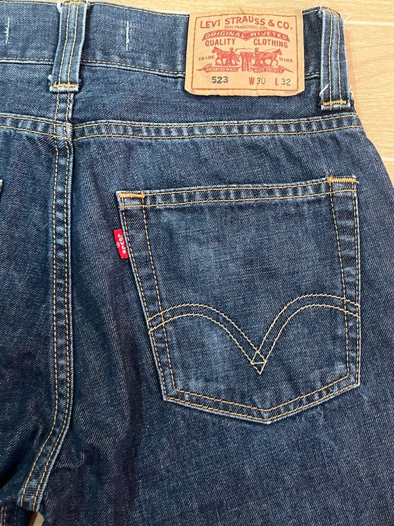 Levi’s straight cut dark denim jeans (Category: Jeans) located in Quezon City. Submitted by TheGoodFind (Listing ID 1385076538, Image 3). Description: - Thrifted this for 1000 pesos - Used only twice for photoshoot - Price is negotiable just send pm .