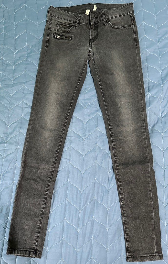 Mango Low Rise Skinny Jeans (Category: Jeans) located in Manila. Submitted by jpclassics (Listing ID 1385110287, Image 2). Description: Mango Black Skinny Jeans Good as new Used a couple of times only Color: Black Midrise jeans No when worn photo RFS: Does not fit anymore/ Decluttering .