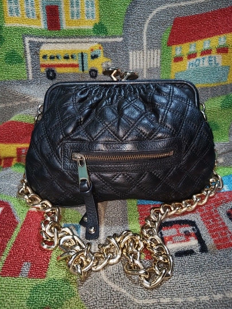 marc jacobs shoulder bag (Category: Luxury Bags & Wallets) located in Davao. Submitted by ukaystuff07 (Listing ID 1385214372, Image 2). Description: preloved from korean box >leather >lampo under zip >no flaws and hardware is still gold📌📌📌.