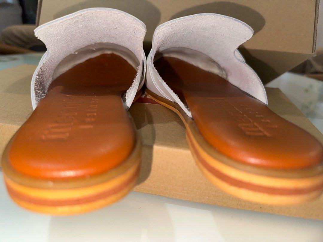 Meraniel Angie (Category: Slippers and slides) located in Makati City. Submitted by hellohooman (Listing ID 1385113423, Image 3). Description: Used once only. Like new Size 4, 21CM Original price: ₱2,490.