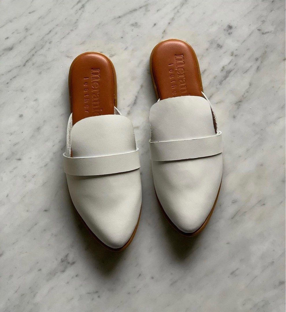 Meraniel Angie (Category: Slippers and slides) located in Makati City. Submitted by hellohooman (Listing ID 1385113423, Image 1). Description: Used once only. Like new Size 4, 21CM Original price: ₱2,490.