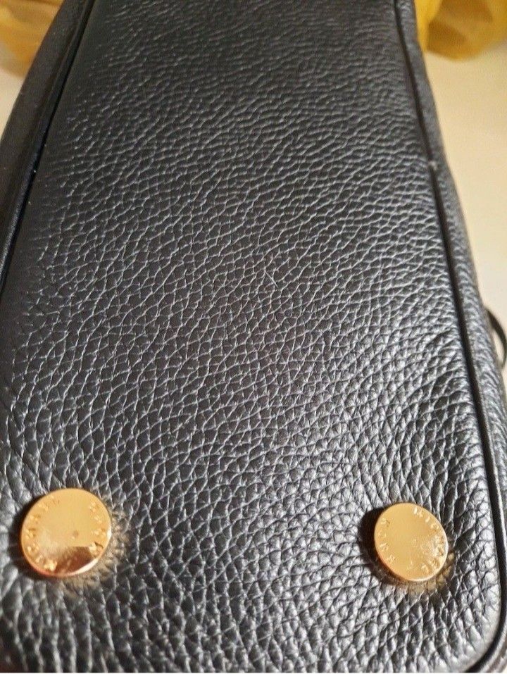 MICHAEL KORS TOTE BAG AUTHENTIC (Category: Luxury Bags & Wallets) located in Manila. Submitted by johnchel (Listing ID 1385069485, Image 2). Description: preloved genuine febbles leather good condition.
