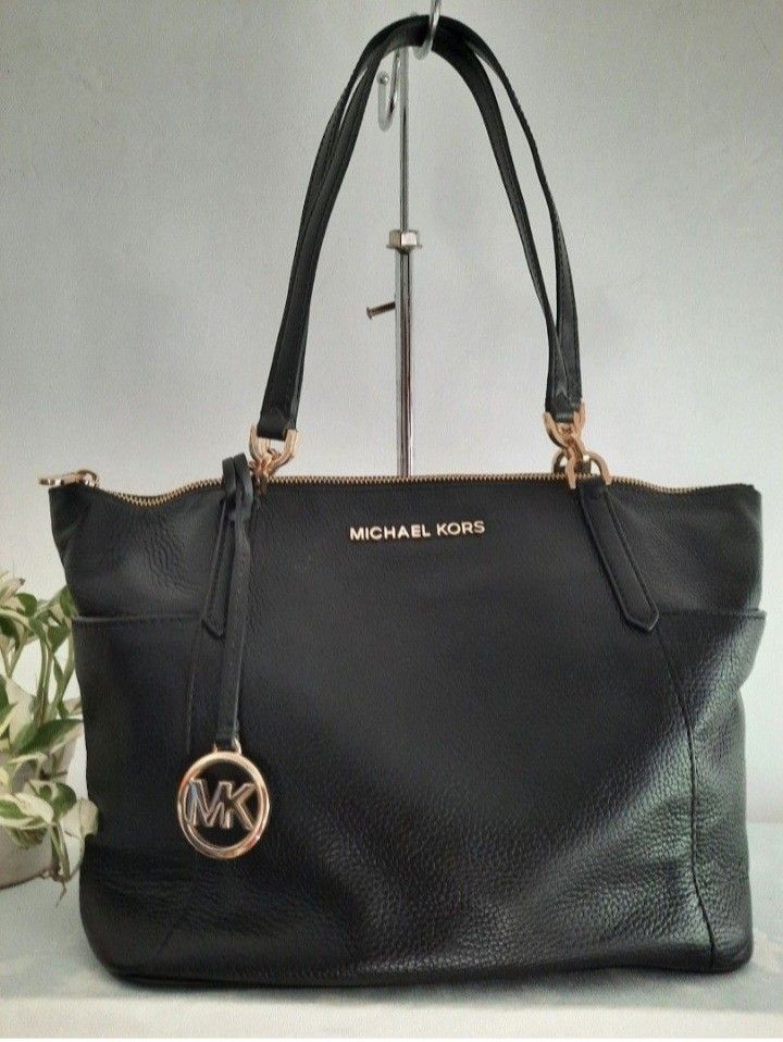 MICHAEL KORS TOTE BAG AUTHENTIC (Category: Luxury Bags & Wallets) located in Manila. Submitted by johnchel (Listing ID 1385069485, Image 1). Description: preloved genuine febbles leather good condition.