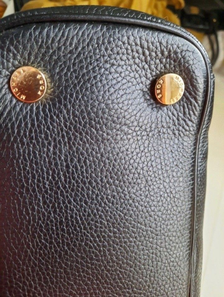 MICHAEL KORS TOTE BAG AUTHENTIC (Category: Luxury Bags & Wallets) located in Manila. Submitted by johnchel (Listing ID 1385069485, Image 3). Description: preloved genuine febbles leather good condition.