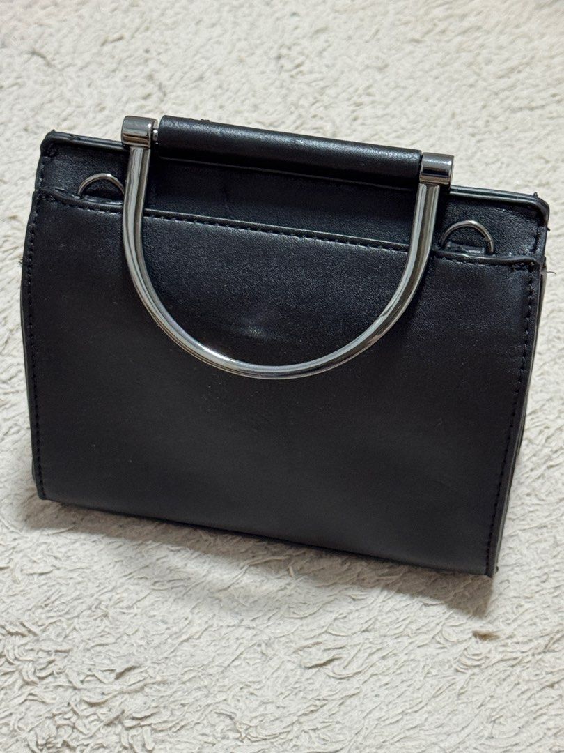 Nine West Black Mini Cross Body Bag (Category: Cross-body Bags) located in Mandaluyong City. Submitted by mainesells_ (Listing ID 1385119940, Image 2). Description: Authentic, selling low due to flaw Flaw: Chipping leather at bottom bottom .
