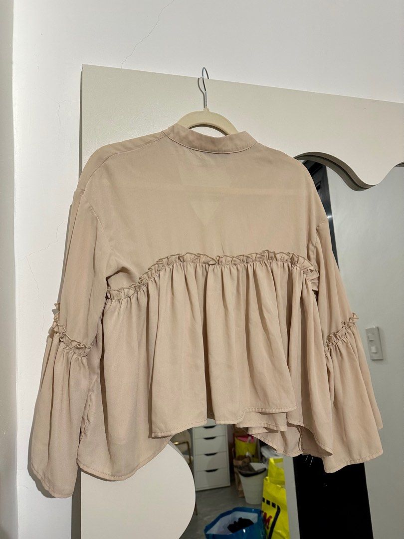 Nude flowy longsleeves (Category: Longsleeves) located in Marilao. Submitted by pgbdc (Listing ID 1385171864, Image 2). Description: - nude ruffled longsleeves - very flowy - fit small to medium frames.