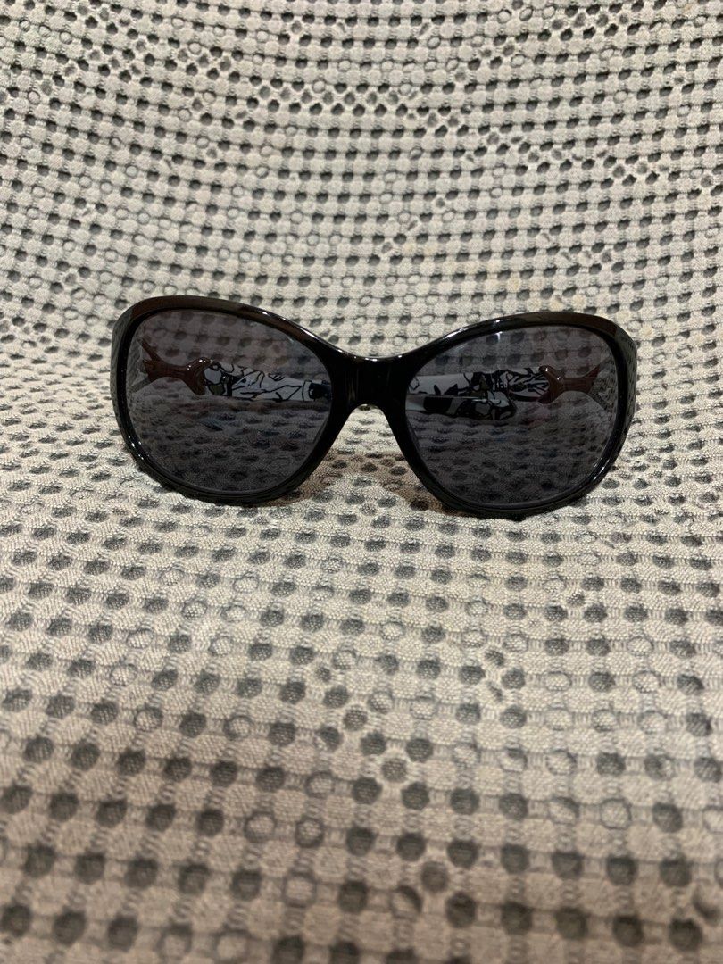 Oakley Abandon 05-797 (Category: Luxury Accessories) located in Davao. Submitted by lwky_thrift (Listing ID 1385231219, Image 3). Description: Oakley Abandon 05-797 Frame: Polished Black Lens: Grey Category: Abandon Frame Fit: Standard Frame Gender: Women Frame Material: Acetate Frame Style: Female Specific Issue: Sign of usage check the last uploaded photos Sunglasses only missing box.