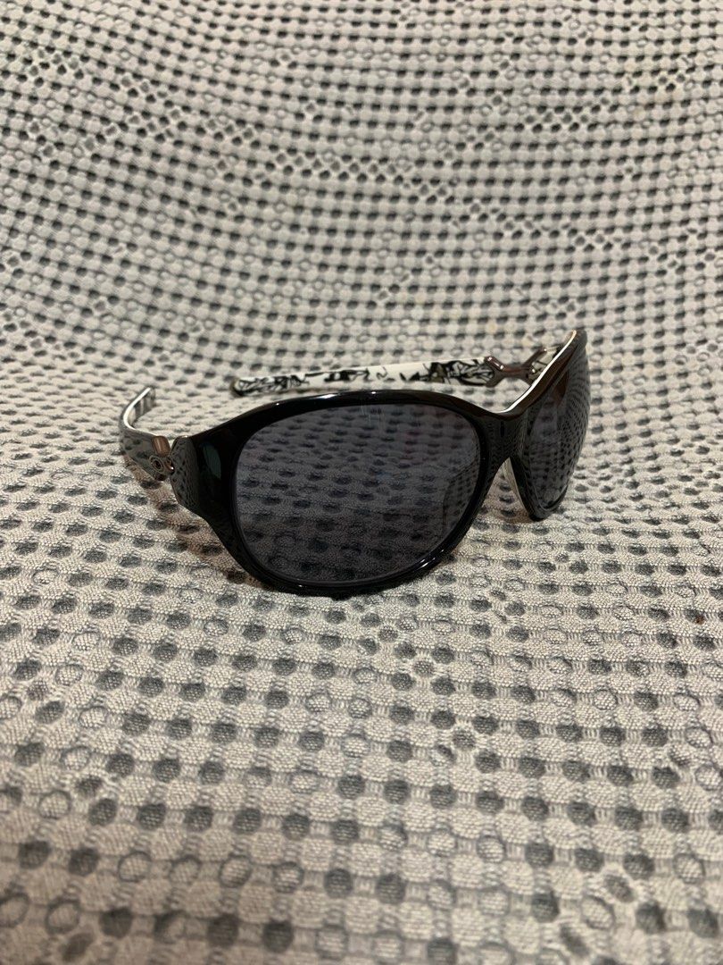 Oakley Abandon 05-797 (Category: Luxury Accessories) located in Davao. Submitted by lwky_thrift (Listing ID 1385231219, Image 2). Description: Oakley Abandon 05-797 Frame: Polished Black Lens: Grey Category: Abandon Frame Fit: Standard Frame Gender: Women Frame Material: Acetate Frame Style: Female Specific Issue: Sign of usage check the last uploaded photos Sunglasses only missing box.