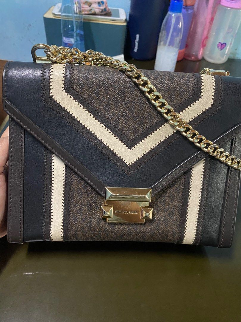 OG michael kors 2 way chain bag (Category: Luxury Bags & Wallets) located in Binan City. Submitted by casseyshoppe (Listing ID 1385059953, Image 2). Description: Bought this 22,950 with tag locally purchased Please see photos. All photos are mine Issue: scratches on goldware Paper bag not included Negotiable for sure buyer Payment first thru gcash or bank transfer Sf c/o buyer Shipping via j&t or lalamove. .
