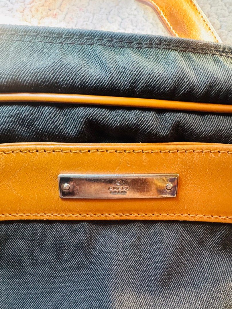 Original Gucci Laptop Tote bag (Category: Luxury Bags & Wallets) located in Manila. Submitted by nylan1227 (Listing ID 1385051721, Image 2). Description: In good condition.