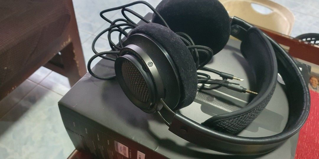 Philips fidelio x2hr (Category: Headphones & Headsets) located in Baguio. Submitted by neecanor.1 (Listing ID 1385048636, Image 3). Description: high resolution monitor heaphone.