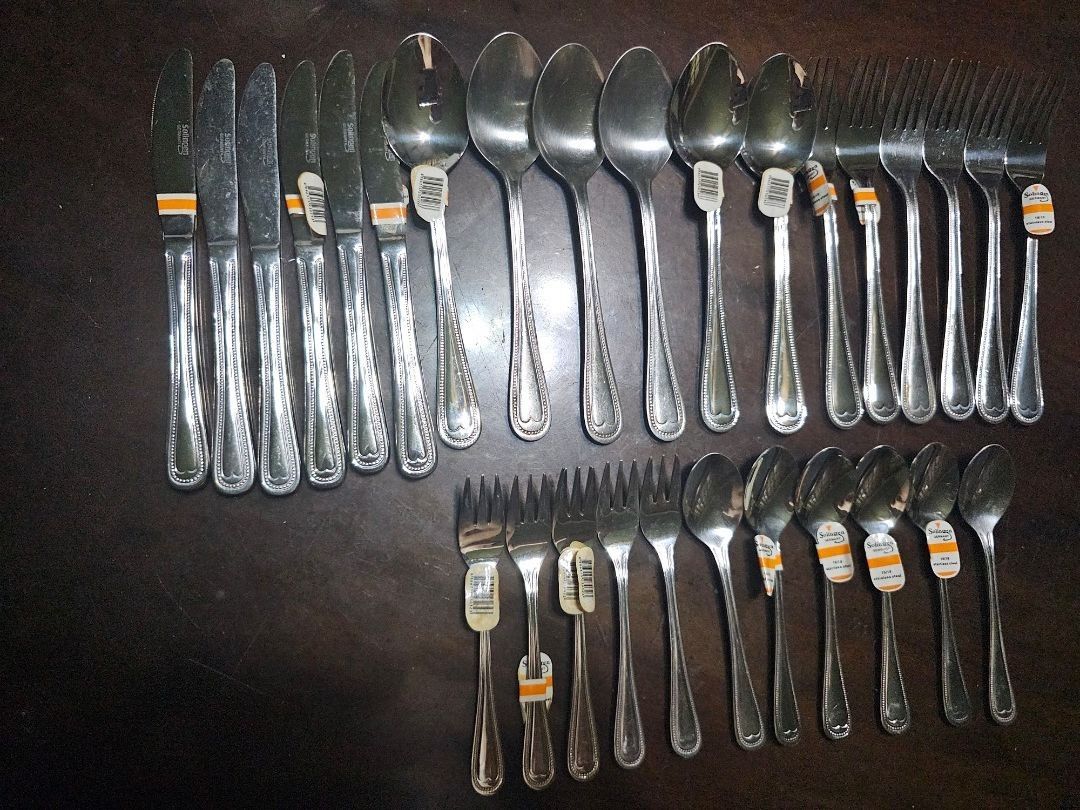 Solingen 30 pcs Cutlery Set (Category: Dinnerware & Cutlery) located in Quezon City. Submitted by inxskolexion (Listing ID 1385108705, Image 1). Description: Solingen Charisma cutlery set of 30 Content: • 6 menu knives • 6 menu forks • 6 menu spoons • 6 coffee spoons • 6 cake forks Material: • 18/10 chrome nickel steel • completely polished • Hollow handle knife seamless • stainless • Material thickness 3.5 mm The Charisma cutlery range is an ext