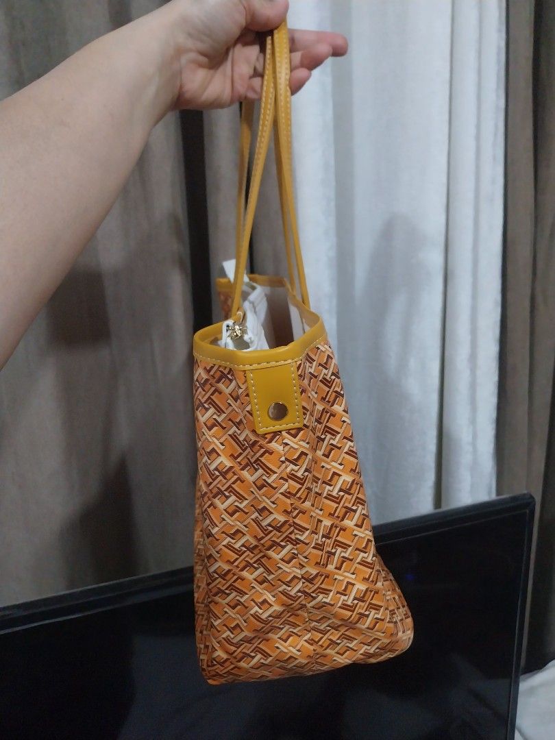 TOMMY H . - Tote Bag (Category: Tote Bags) located in Quezon City. Submitted by jonvee2000 (Listing ID 1385186037, Image 2). Description: Like new with detachable big pouch for safety no any issues Combination of brown & yellow in color.