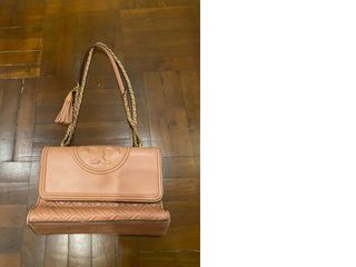 (Kategori: ) berada di . Dikirim oleh redlouboutin (ID iklan 1385063923, Gambar 1). Deskripsi: .