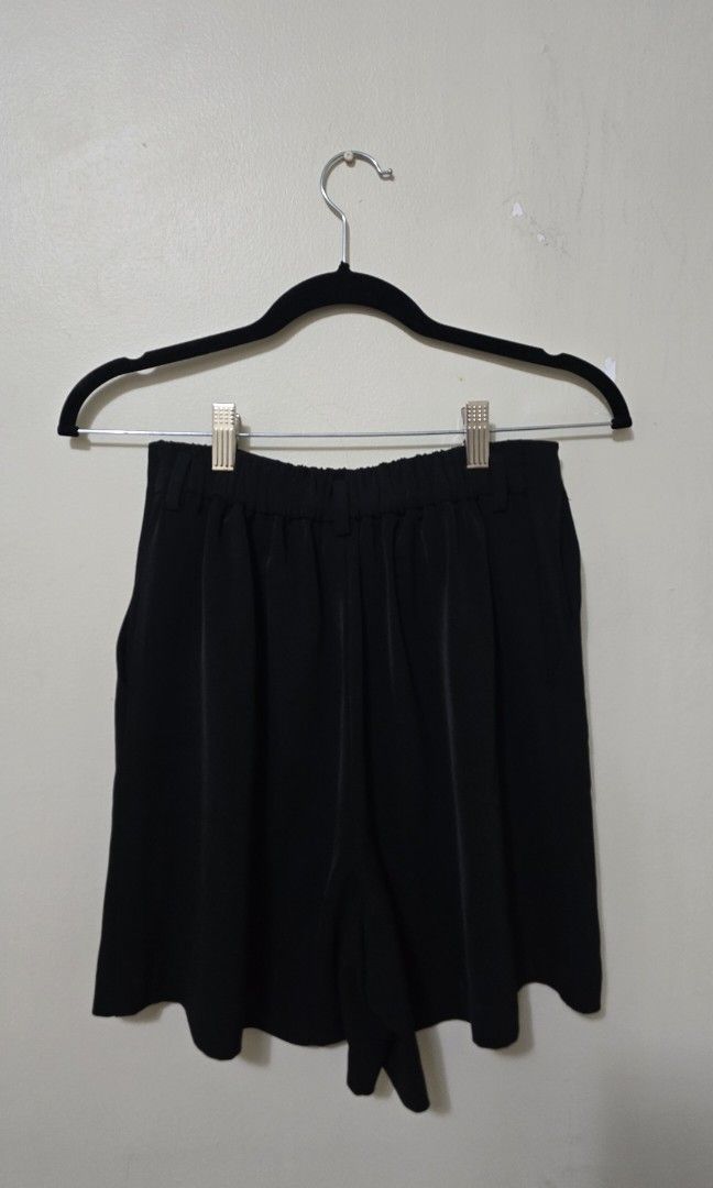 Uniqlo Flowy Shorts (Category: Shorts) located in Malolos. Submitted by ciantin (Listing ID 1385085664, Image 2). Description: Size S Garterized at the black.