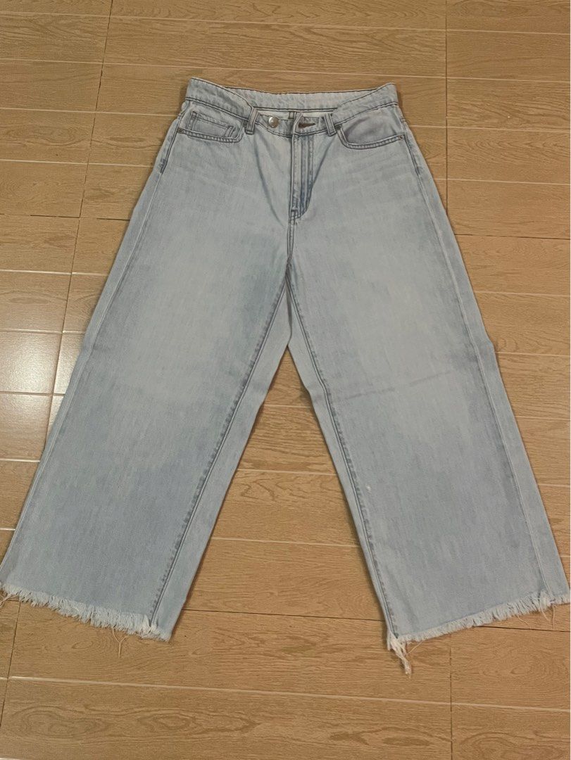 Uniqlo Light Denim Box Jeans (Category: Jeans) located in Quezon City. Submitted by TheGoodFind (Listing ID 1385078208, Image 1). Description: - can fit from small to medium - soft fabric - small stain at the back but barely noticeable - price is negotiable .