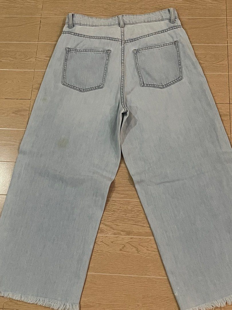 Uniqlo Light Denim Box Jeans (Category: Jeans) located in Quezon City. Submitted by TheGoodFind (Listing ID 1385078208, Image 2). Description: - can fit from small to medium - soft fabric - small stain at the back but barely noticeable - price is negotiable .