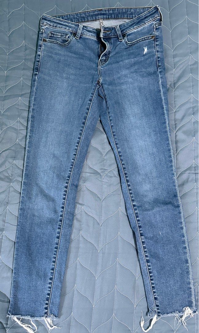 Uniqlo Mid rise Jeans (Category: Jeans) located in Manila. Submitted by jpclassics (Listing ID 1385112658, Image 2). Description: Uniqlo Skinny Jeans Good as new Used a couple of times only Size: 26 (66cm) Mid rise Last price posted RFS: Does not fir me anymore/ Decluttering .