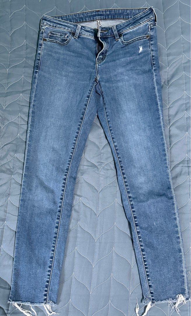 Uniqlo Mid rise Jeans (Category: Jeans) located in Manila. Submitted by jpclassics (Listing ID 1385112658, Image 1). Description: Uniqlo Skinny Jeans Good as new Used a couple of times only Size: 26 (66cm) Mid rise Last price posted RFS: Does not fir me anymore/ Decluttering .