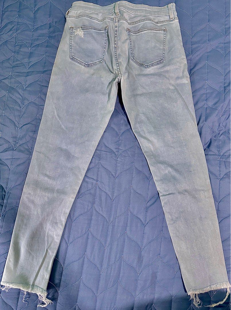 Uniqlo Mid Rise Pants (Category: Jeans) located in Manila. Submitted by jpclassics (Listing ID 1385112905, Image 3). Description: Uniqlo Skinny Jeans Good as new Used a couple of times only Color: Light washed Blue Size: 26 (66cm) Mid rise Last price posted RFS: Does not fir me anymore/ Decluttering .