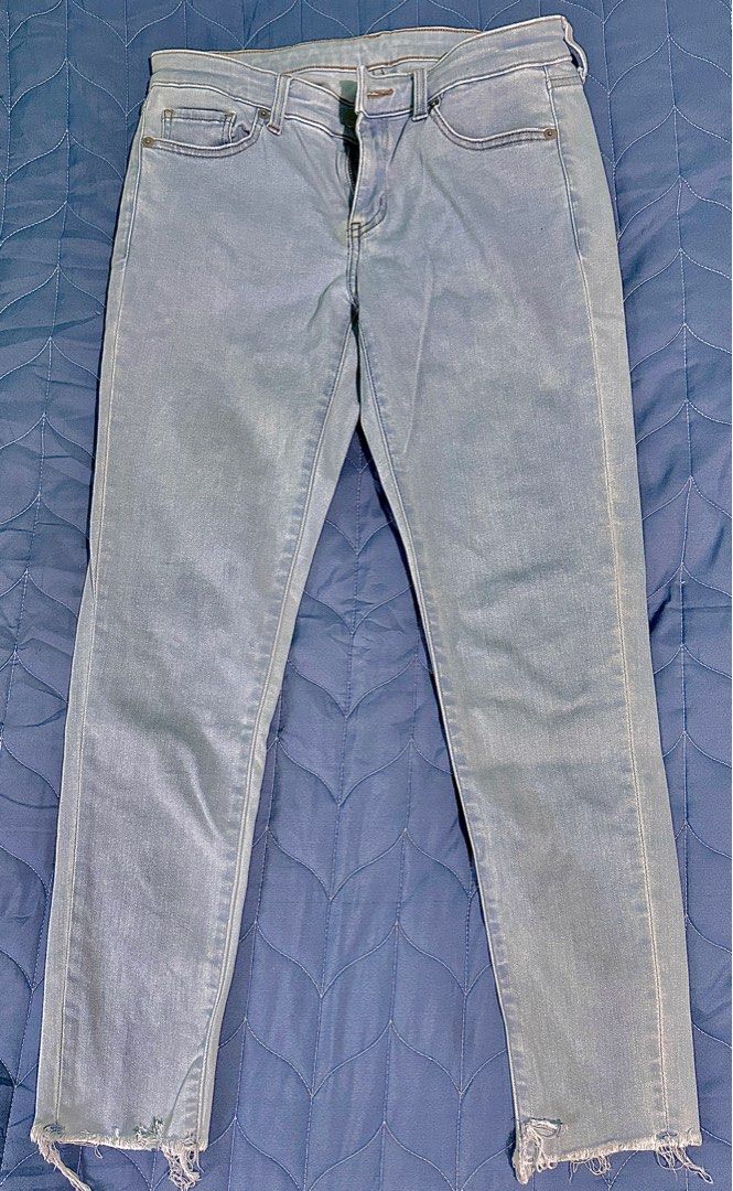 Uniqlo Mid Rise Pants (Category: Jeans) located in Manila. Submitted by jpclassics (Listing ID 1385112905, Image 2). Description: Uniqlo Skinny Jeans Good as new Used a couple of times only Color: Light washed Blue Size: 26 (66cm) Mid rise Last price posted RFS: Does not fir me anymore/ Decluttering .
