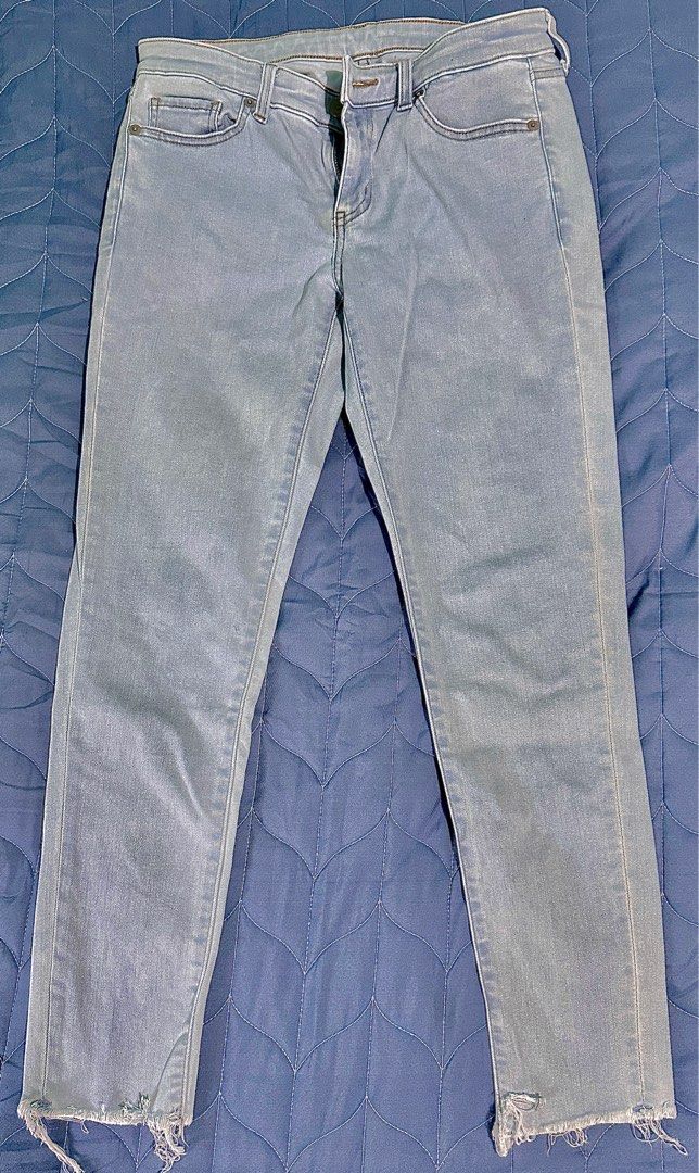 Uniqlo Mid Rise Pants (Category: Jeans) located in Manila. Submitted by jpclassics (Listing ID 1385112905, Image 1). Description: Uniqlo Skinny Jeans Good as new Used a couple of times only Color: Light washed Blue Size: 26 (66cm) Mid rise Last price posted RFS: Does not fir me anymore/ Decluttering .