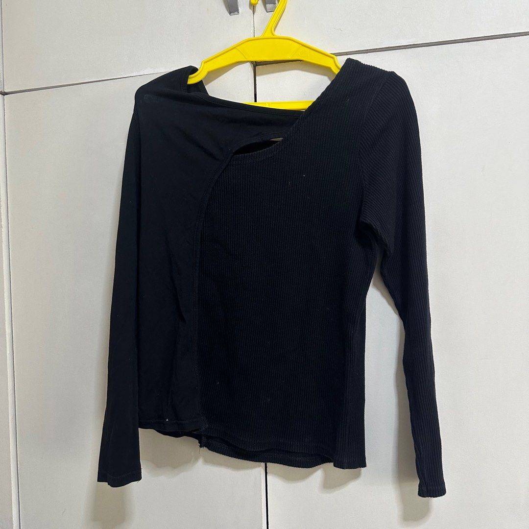 Unisex Black Asymmetrical design longsleeves (Category: Longsleeves) located in Pasig City. Submitted by svanrovski (Listing ID 1385117465, Image 2). Description: RFS: doesn’t fit my body well. Parang di siya bagay sa’kin, baka mas bagay sa’yo approx. body measurements: chest: 16.5 in / 41.91 cm shoulders: 15 in / 38.1 cm arm length: 22.5 in / 57.15 cm length: 22.5 in / 57.15 cm.